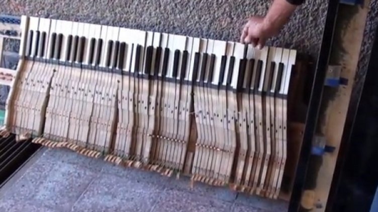 Клавишите на натрошения роял. Снимка: YouTube