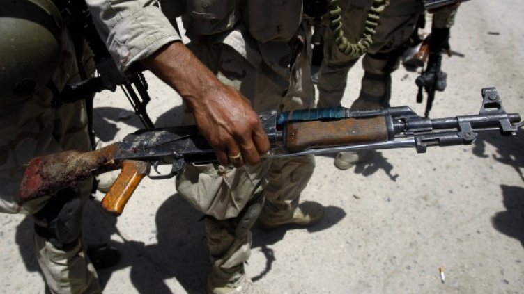 Афганистанец от службите за сигурност държи Калашников, взет от талибан. Снимка: архив, Reuters