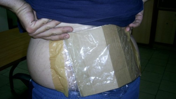 "Опакованият" с дрогата мъж. Снимка: Агенция "Митници"