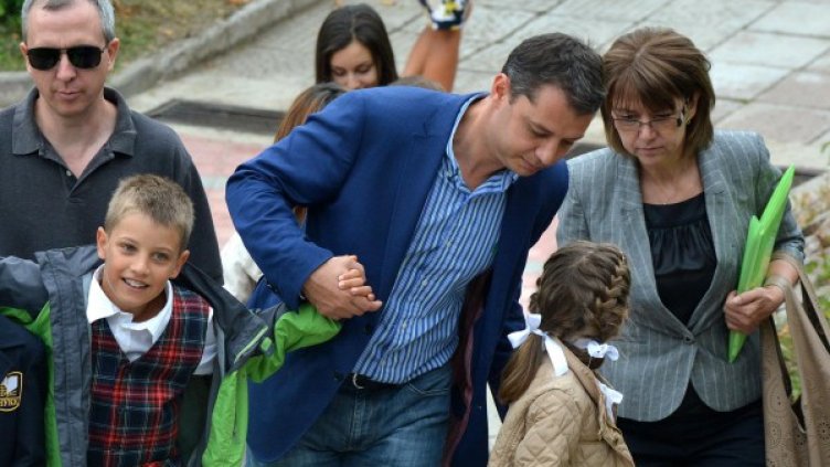 Добрев на първия учебен ден с Александър и Ива. Снимка: Булфото