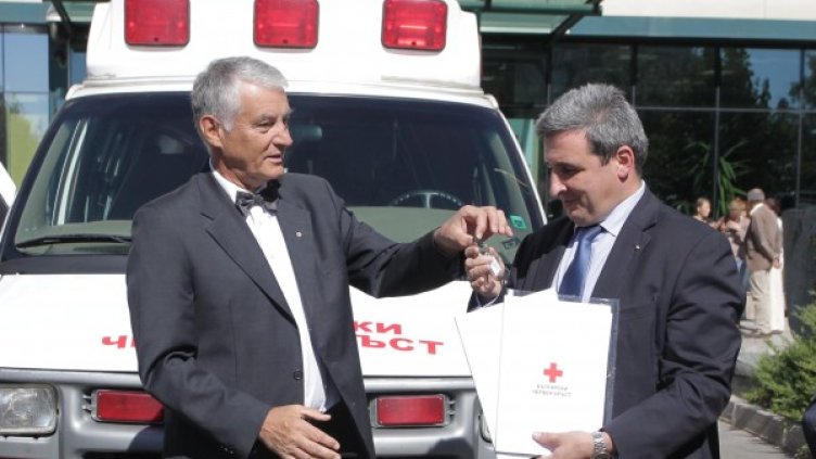 Васил Маринов(вдясно) получи дарение линейка от БЧК за бежанците. Снимка: БТА