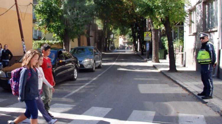 До дни поставят нови кошчета за боклук по улиците на Благоевград. Снимка: БТА