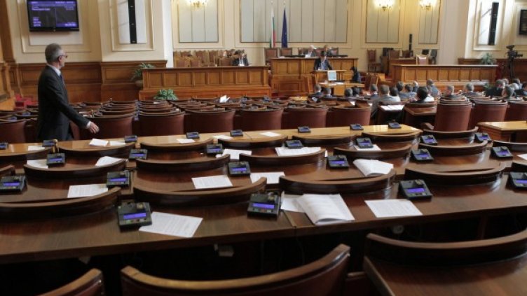 Заседанието вчера беше открито след преброяване от квесторите. Снимка: БТА
