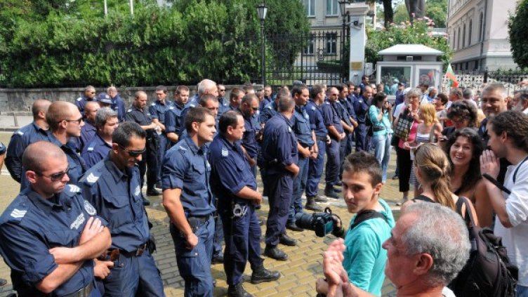 Полицаи пазят пореден протест в София. Снимка: архив, Булфото