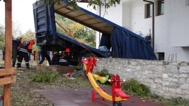 Шофьорът на блъсналия се в къща камион е загинал