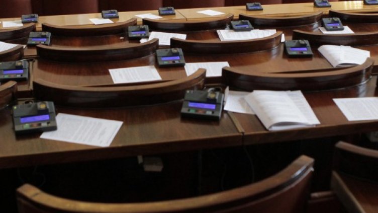 Месеци наред банките на ГЕРБ в НС пустееха. Снимка: БТА