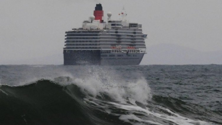 Туристическият лайнер "Queen Elizabeth". Снимка: Булфото