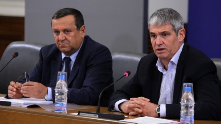 Социалният министър Хасан Адемов (л) и лидерът на КНСБ Пламен Димитров. Снимка: БТА