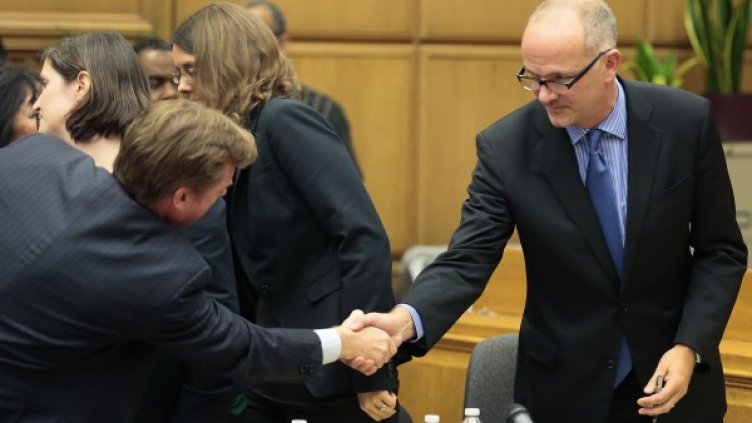 Адвокатите на компанията се поздравяват след решението на съда. Снимка: Reuters