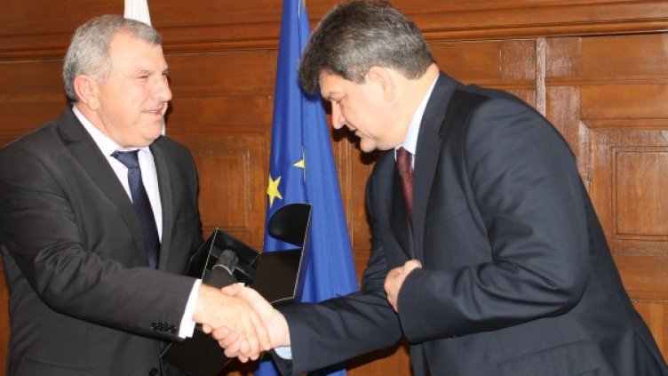 Министър Греков с дар от беларуския посланик у нас. Снимка: МЗХ