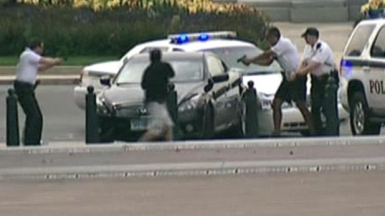 Охраната на Капитолия е заобиколила колата, управлявана от Мириам Кери. Снимка: Reuters