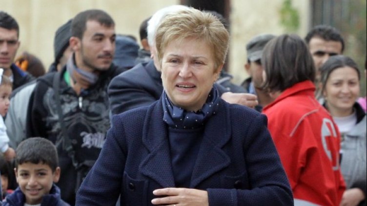 Кристалина Георгиева посети центровете за бежанци в кв. "Враждебна" и "Военна рампа" в София. Снимка: БТА