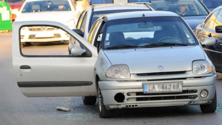 Потрошеното "Рено". Снимка: Булфото