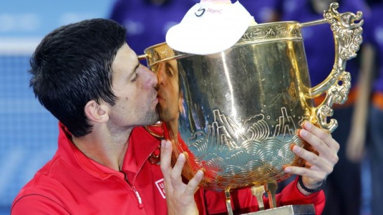 Джокович целува трофея. Снимка: Ройтерс