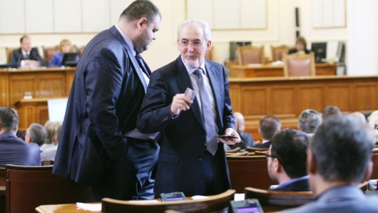 Пеевски в парламента с лидера на ДПС Лютви Местан. Снимка: Impact Press Group