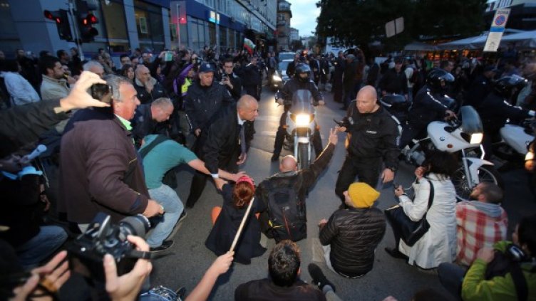 Протестиращи се опитаха да спрат колата на Орешарски. Снимка: БТА