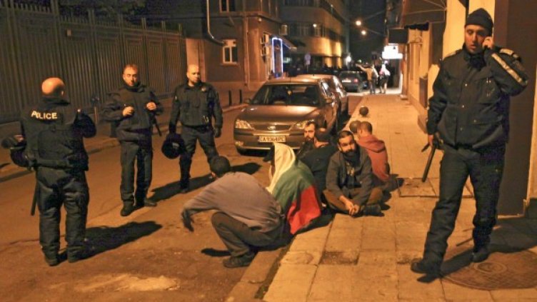 Задържаните на снощните протести. Снимка: Булфото