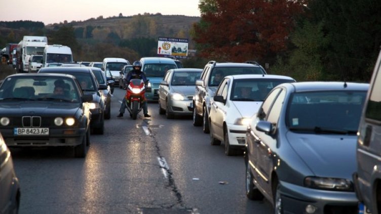 Движението в района е силно затруднено и са се образували големи опашки от коли. Снимка: Булфото