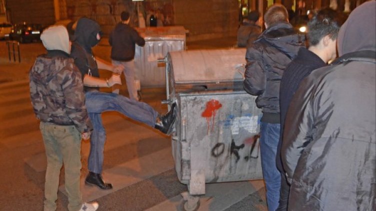 Снощи младежи ритаха кофи за смет по време на протеста. Снимка: Булфото
