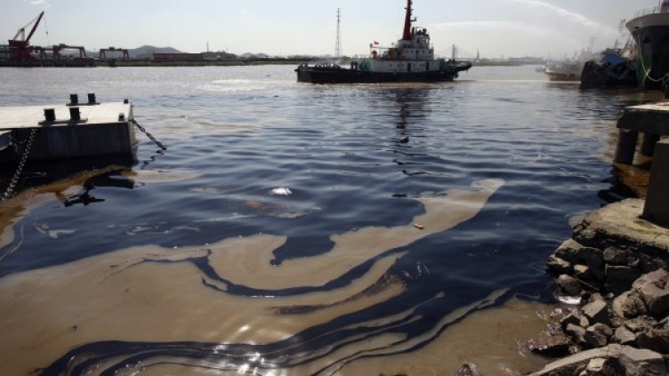 Петрол се е разляло в река Юнцзян. Снимка: Reuters