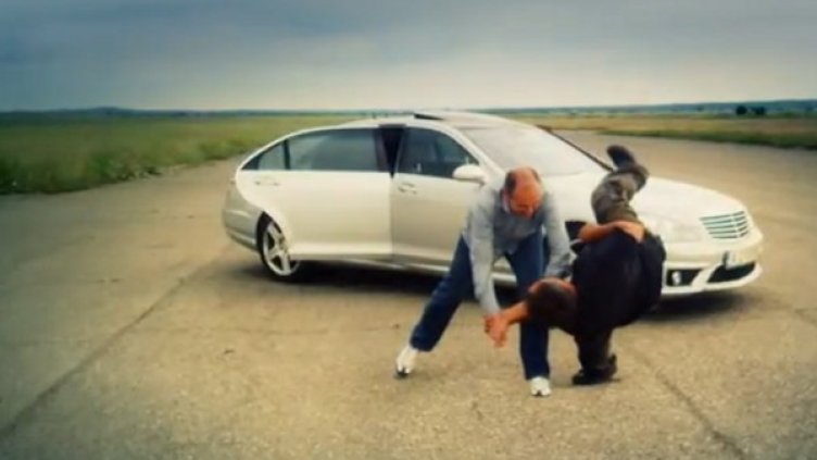 Кадър от клипа в YouTube: Кметът срещу лошите