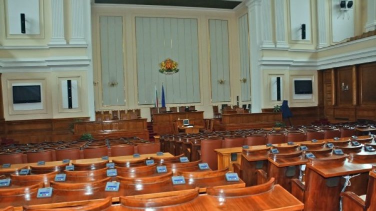 Парламентът е притихнал празен в очакване на вота. Снимка: Булфото