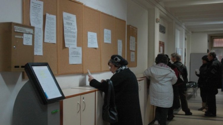 Опашките - чести гледки в родните държавни служби. Снимка: архив, Булфото