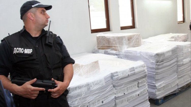 Намерените бюлетини в Костинброд. Снимка: Булфото