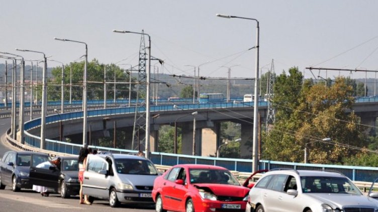 Верижните катастрофи вече няма да затварят движението по Аспаруховия мост. Снимка: Булфото, архив