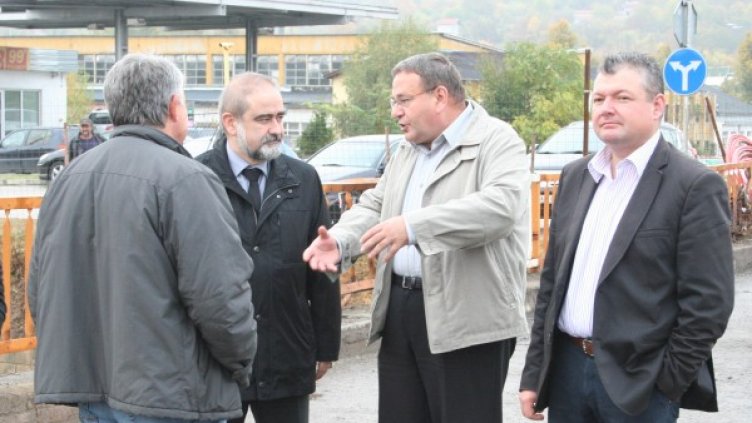 Стефан Чайков провери ремонтите по срутения мост в Ловеч. Снимка: Областна администрация Ловеч