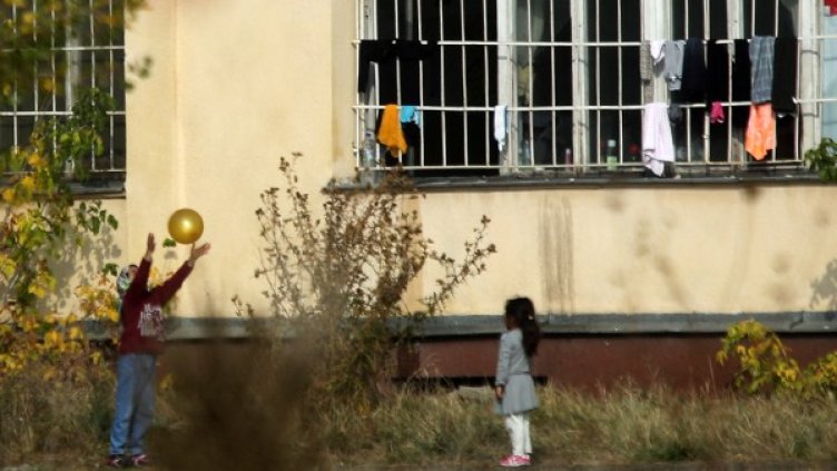 Деца в бежанския център в столичният квартал "Враждебна". Снимка: БТА, архив