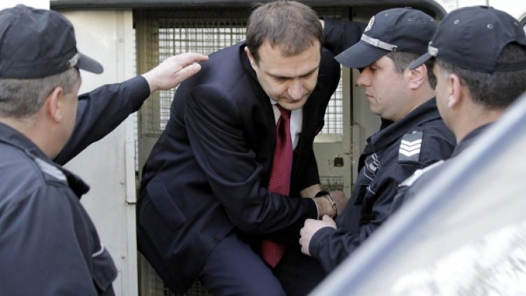 Борислав Гуцанов слиза от полицейската кола, преди да влезе в съда, 2010 г. Снимка: архив, Булфото