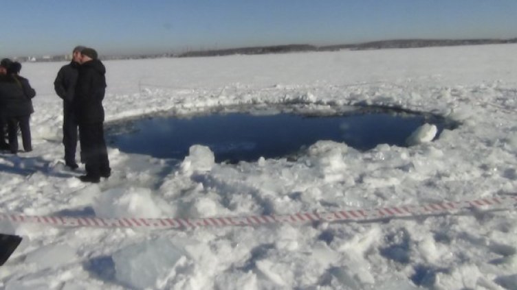 Дупката в леда на езерото Чебаркул, появила се при падането на метеорита. Снимка: архив, Reuters