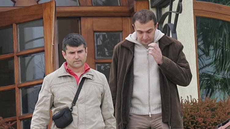 Спецполицай извежда Гуцанов от дома му през март 2010 г. Снимка: Impact Press Group