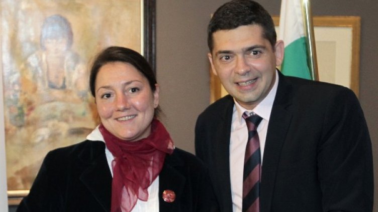 Милен Врабевски и внучката на Валери Петров Ана Хаджимишева. Снимка: БТА
