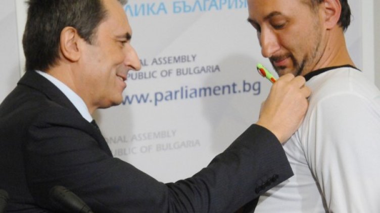 Премиерът и фенът. Снимка: Булфото