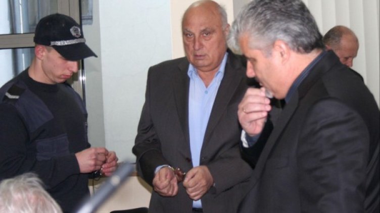 Утре полицаите ще свалят белезниците от ръцете на ромския бос. Снимка: архив, Булфото