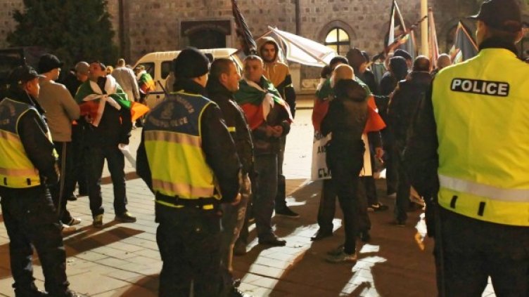 Полицията пази Петното. Снимка: Булфото