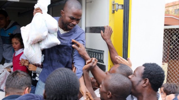 Вчера Главното мюфтийство раздаде месо на бежанците в дома в квартал "Овча Купел". Снимка: БТА