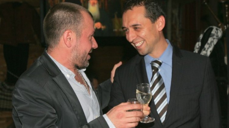 Главният изпълнителният директор на &bdquo;Вини&rdquo; АД Пламен Ангелов (вдясно) и актьорът Станимир Гъмов на представянето на ракията.