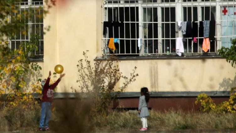 Сирийски бежанци в лагера във "Враждебна". Снимка: БТА, архив
