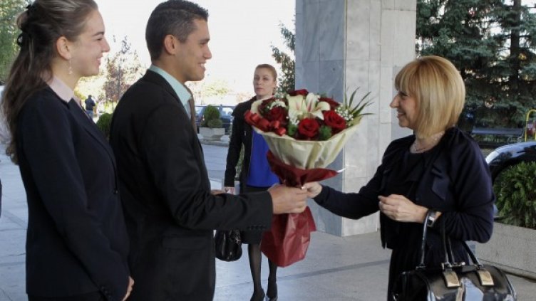 В УНСС посрещнаха министъра с цветя. Снимка: БТА