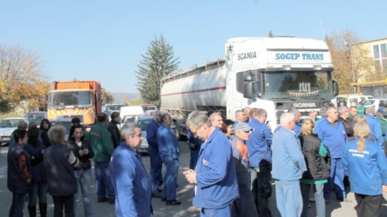 Работници от ТЕРЕМ "Хан Крум" в Търговище блокираха за час пътя за Попово. Снимка: БТА