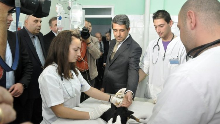 Президентът разгледа ветеринарните клиники на Ветеринарно -медицинския факултет в Тракийския университет. Снимка: БТА
