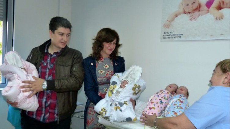Гордите родители с четирите си рожби. Снимка: БТА
Снимка: БТА