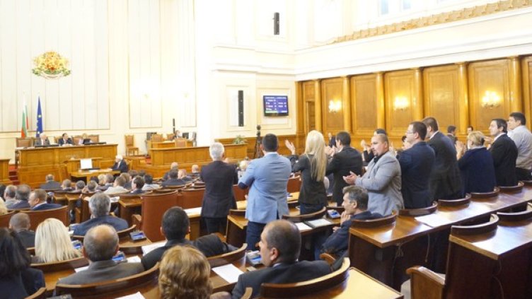 Депутатите от "Атака" ръкопляскаха след решението на парламента. Снимка: София прес
