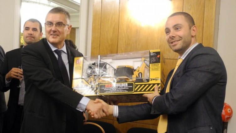 Рожденикът (л) с подаръка Снимка: БТА