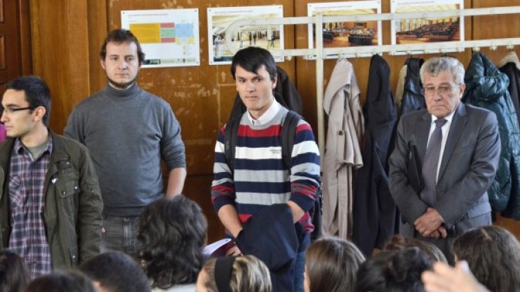 Проф. Токушев не успя да проведе лекция пред студентите заради окупацията. Снимка: Булфото