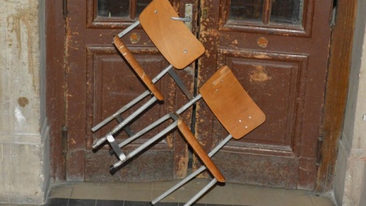 Всички входове на университета са залостени и от вътре. Снимка: Булфото