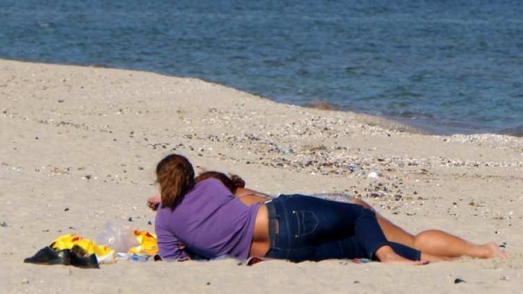 Време за плаж. Във Варна е 23&deg;С